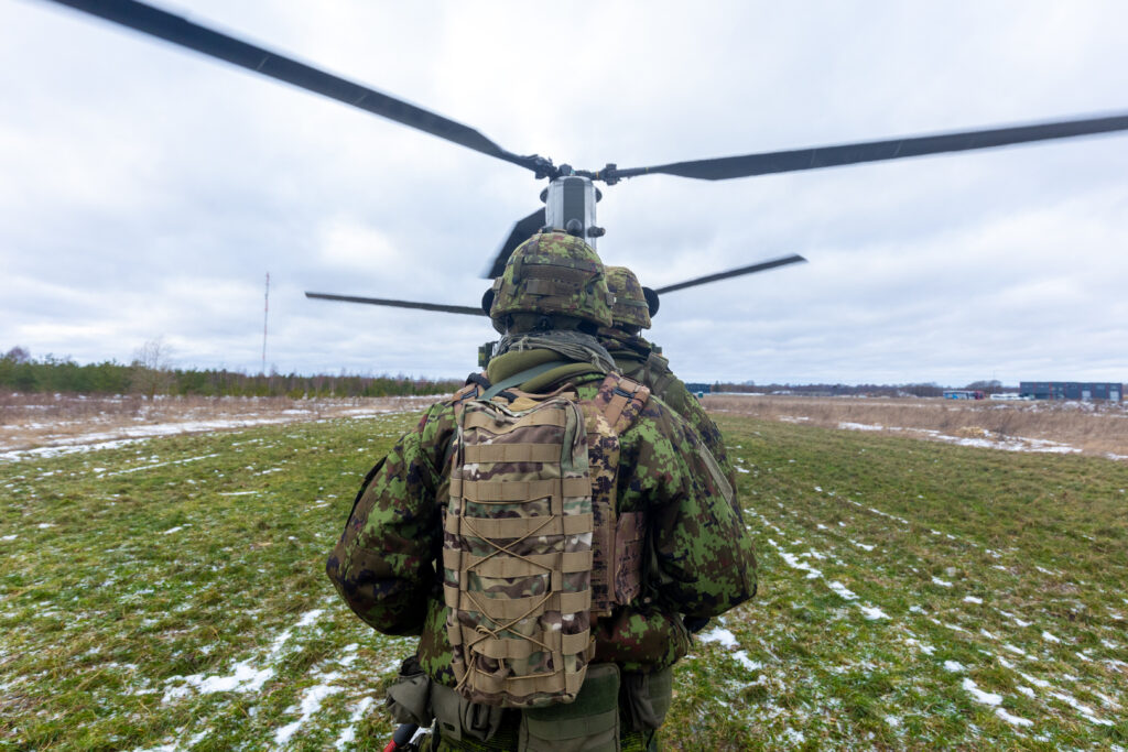 NATO sõjaväelased minemas helikopterile