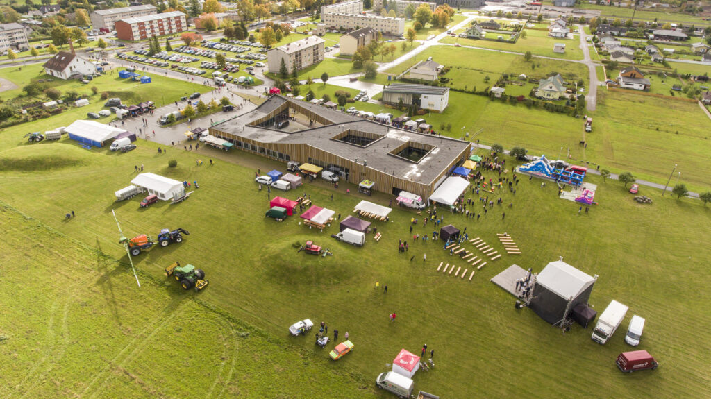 Droonikaader Sõmeru keskusest, mille ümber toimub Maaelufestival