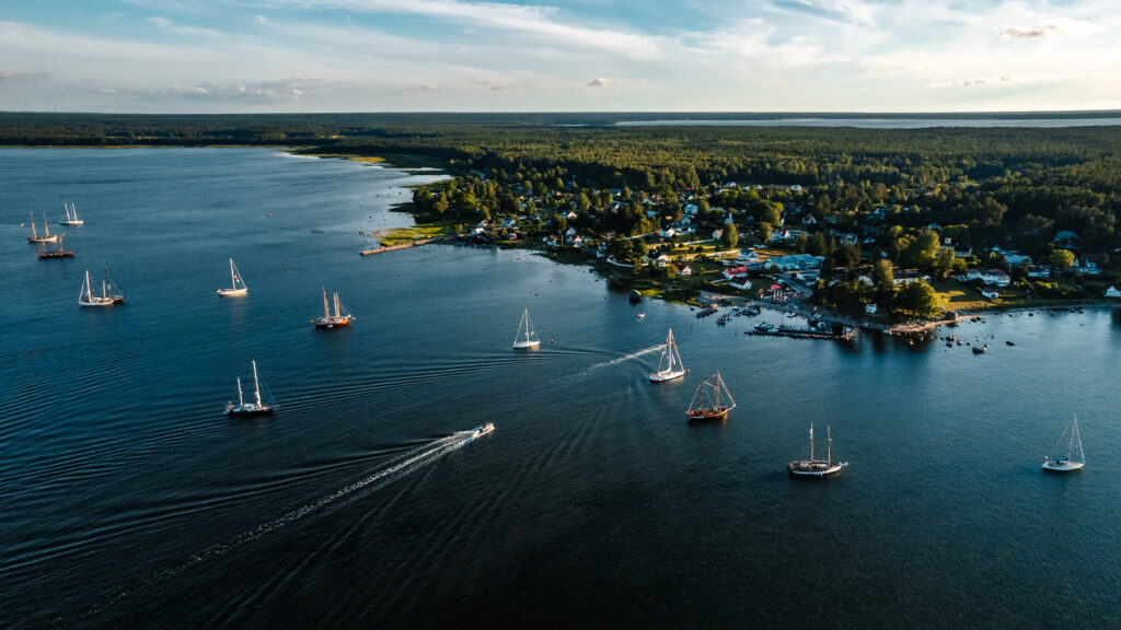 Tall Ships Race raames tulnud purjekd Käsmu lahes