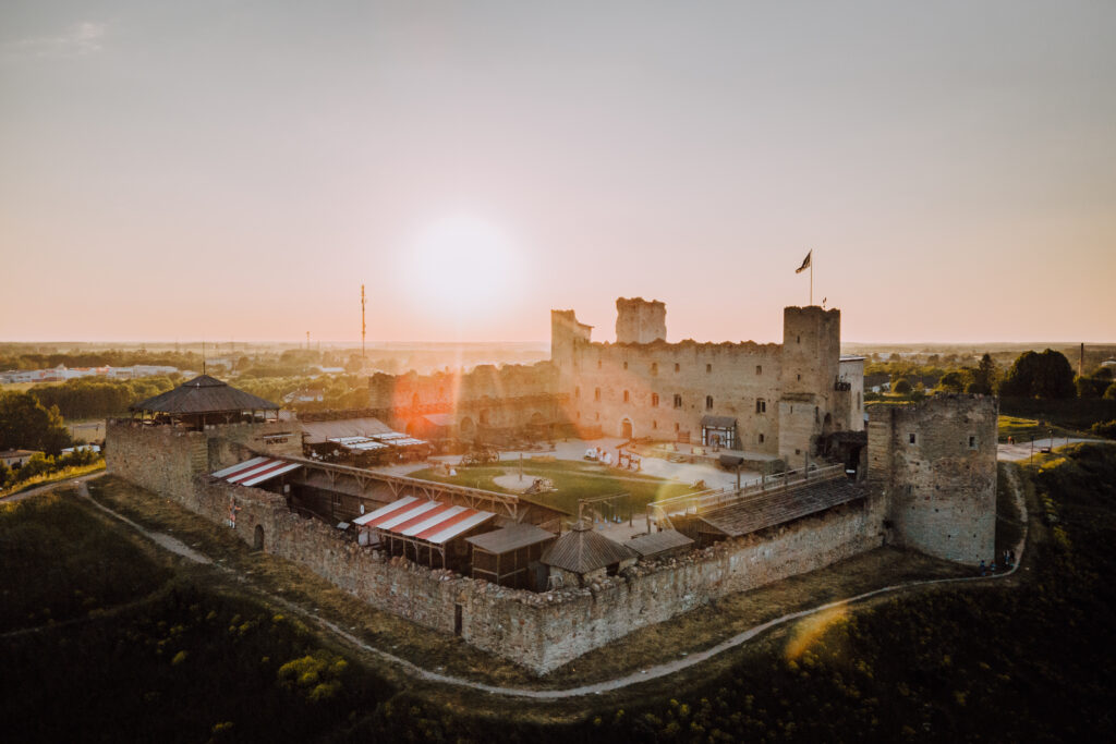 Rakvere linnuse droonifoto päikeseloojangul