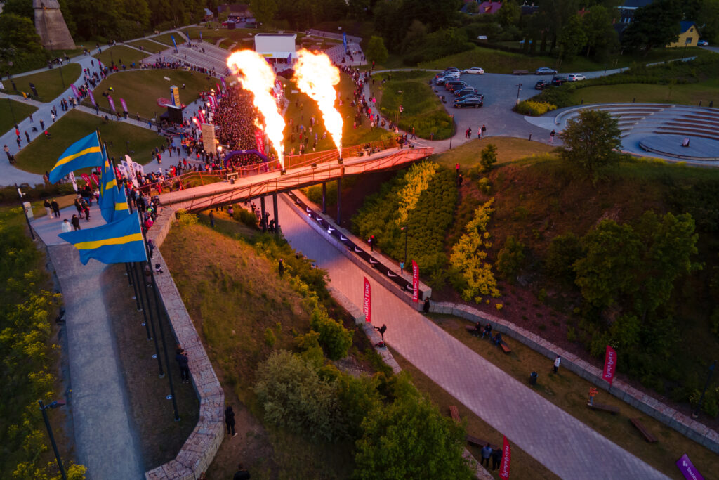 Droonifoto Rakvere ööjooksu algusest Rakvere Vallimäel